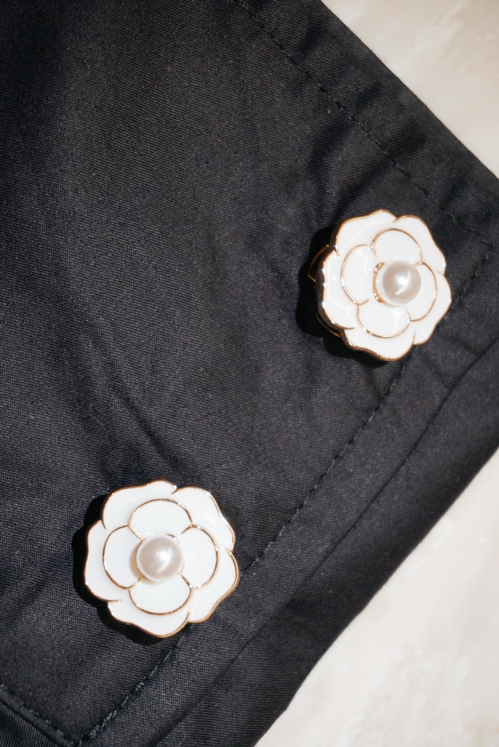 White Gold Flower Buttons 2pcs